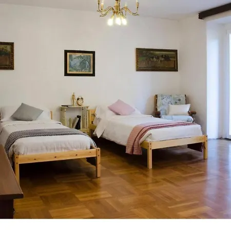 Wisteria House アパート