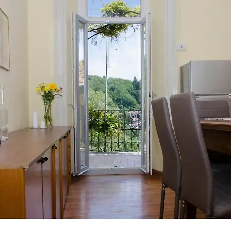 Wisteria House アパート